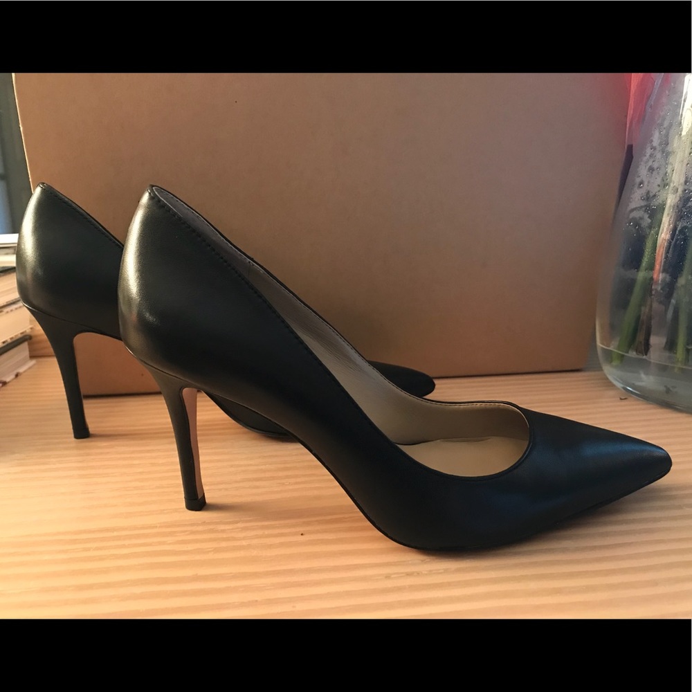 Ann Taylor Black Pumps EUC
